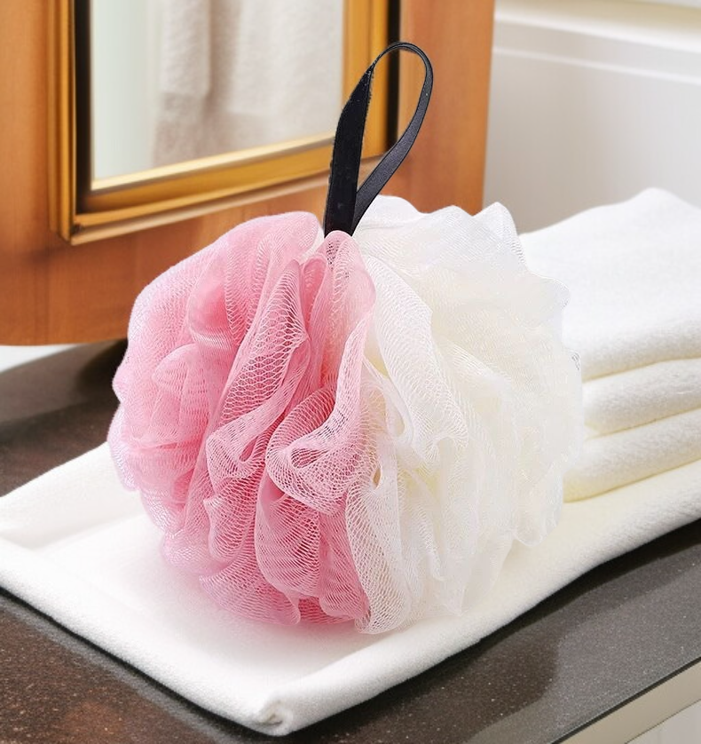 요가 매트 위에 놓인 바디 볼 제품