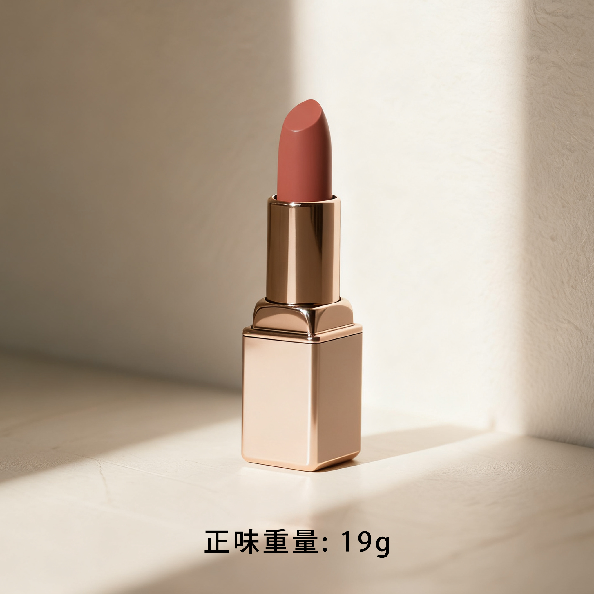 唇にクールトーンリップスティックを塗った仕上がり