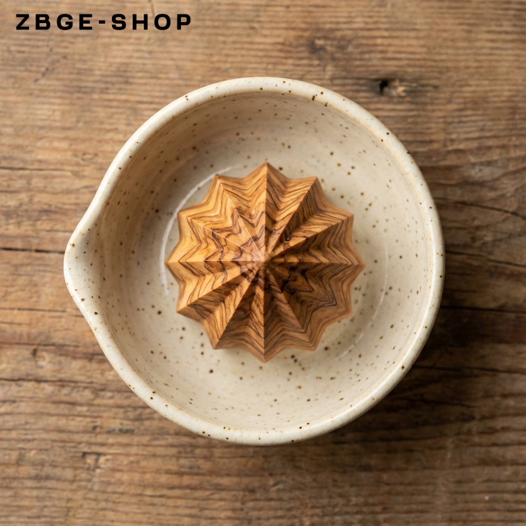 Frische Gewürze mit moderner Gewürzmühle mahlen