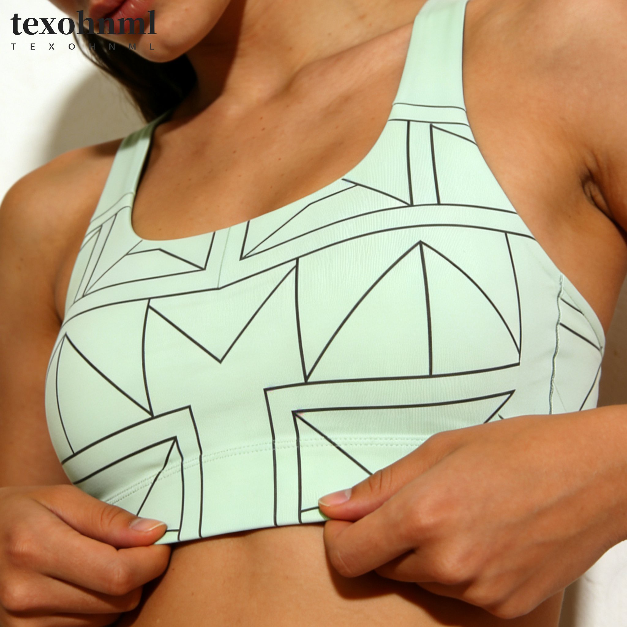 幾何学ラインスポーツブラのフロントデザイン