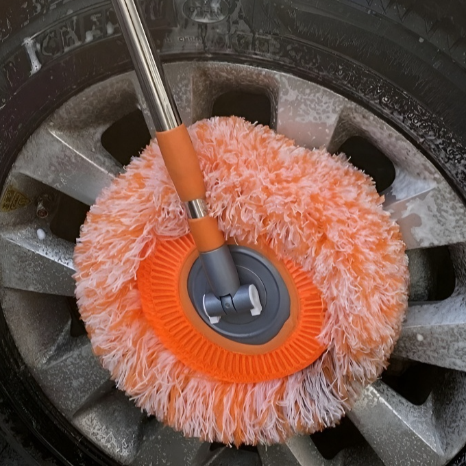 Mopa plana recogiendo polvo debajo del sofá