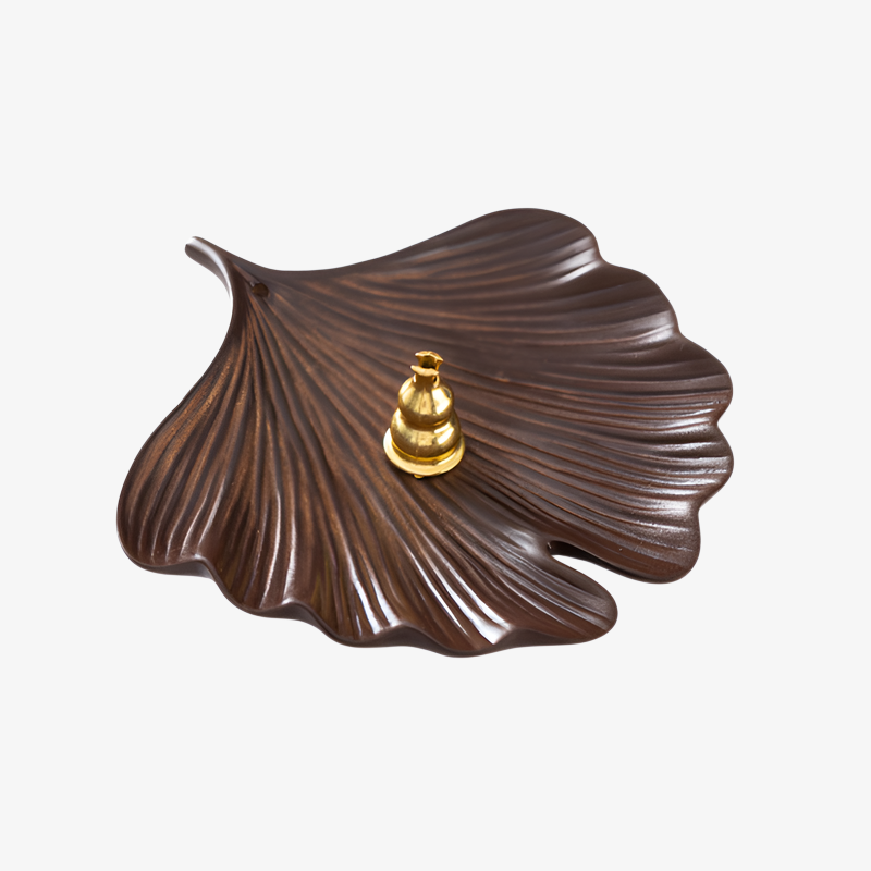 アンティーク調の菩提葉と銀杏の葉をあしらった、木目調で耐火性のある持ち運びに便利なミニ香炉です。