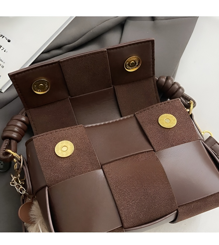 おしゃれなデザインのミニショルダーバッグ