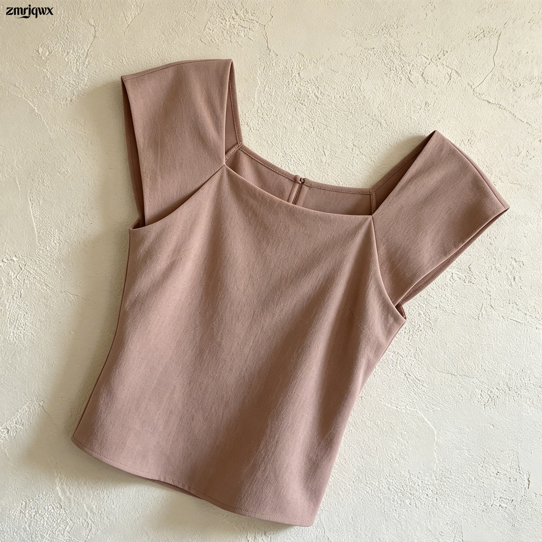 無地のベーシックな半袖Tシャツ