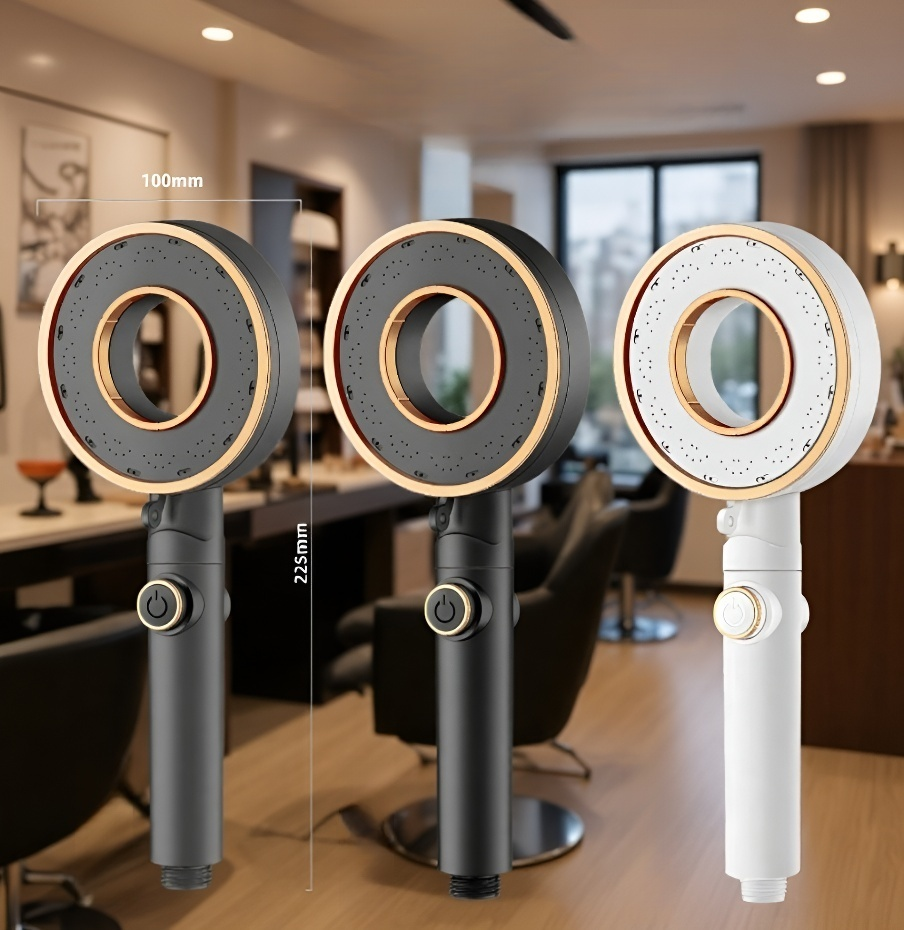 バスルームに設置されたスタイリッシュなシャワーヘッド