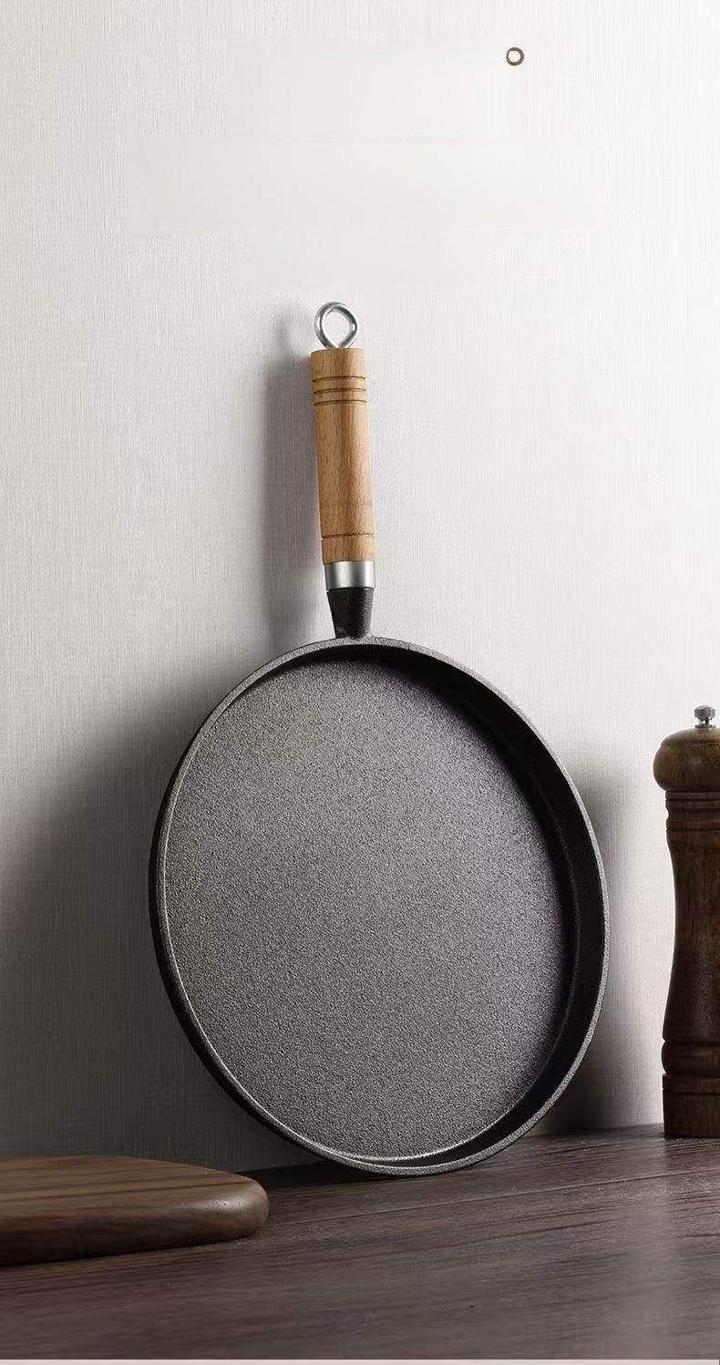 Poêle en fonte épaisse sur une cuisinière