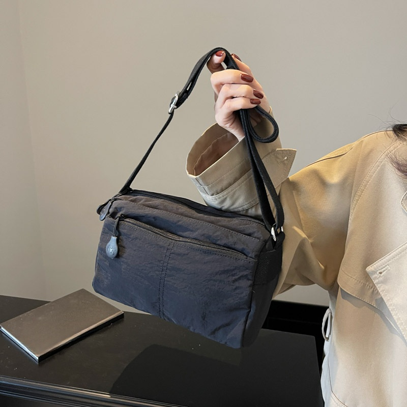 多層百搭輕便斜挎布包