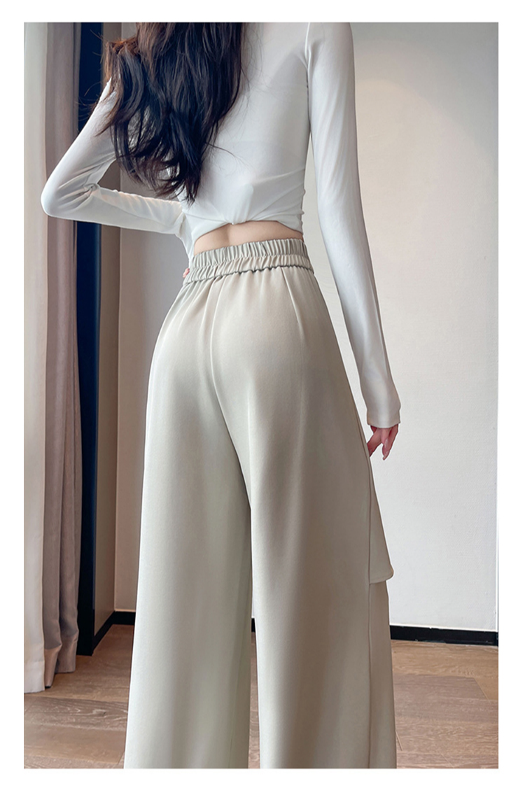 トレンド感溢れる不規則デザインパンツ後ろ姿