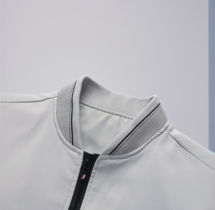 남성 모델이 착용한 패션 자켓