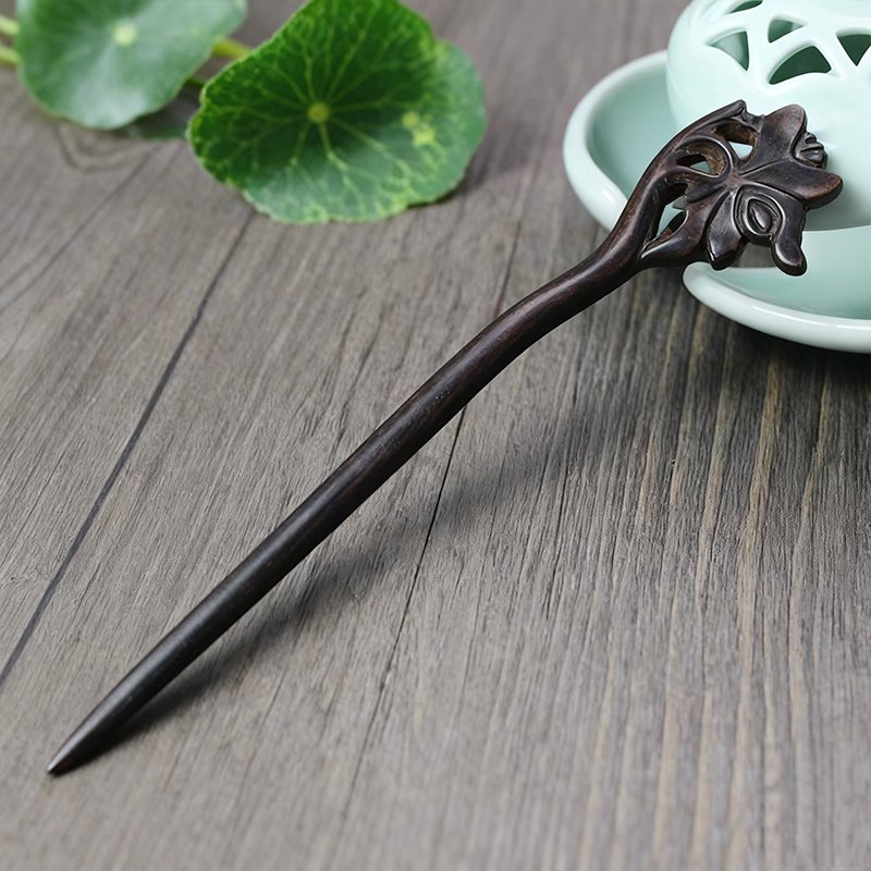 和風デザインの手彫り簪細部アップ