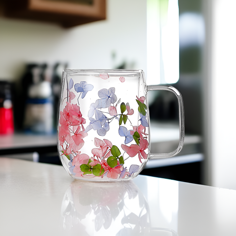 Taza de café de lava aislada y resistente al calor con pétalos de flores secas