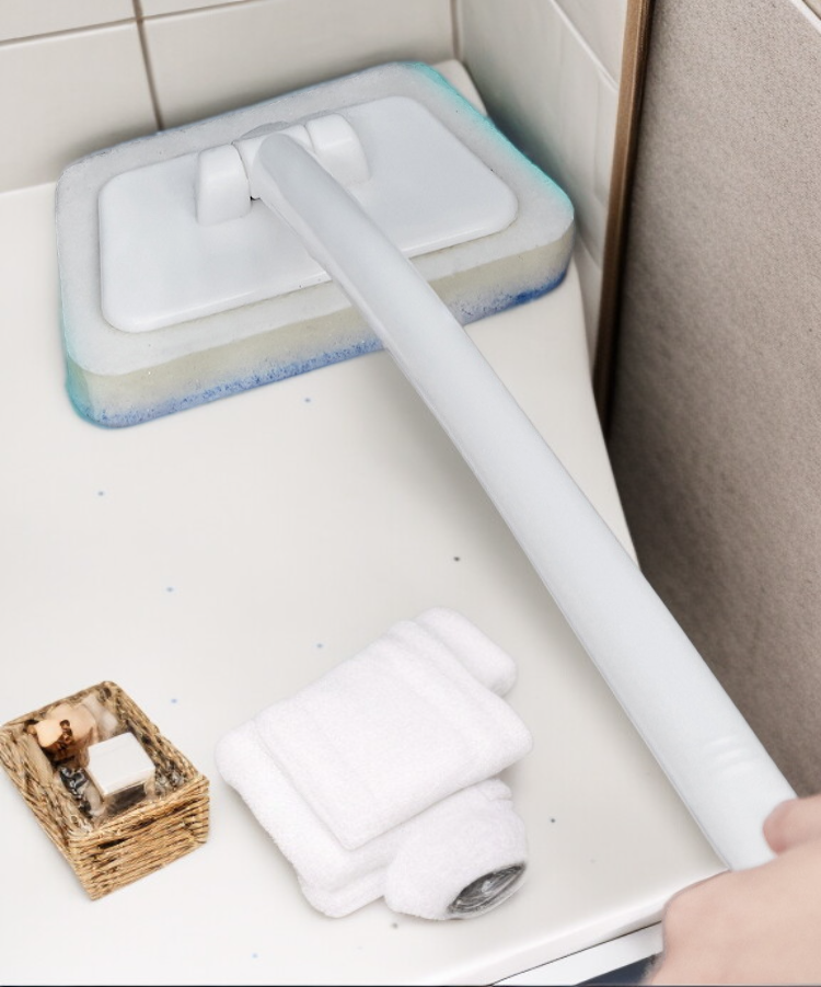 ハンドヘルドブラシで隅々まで掃除する場面