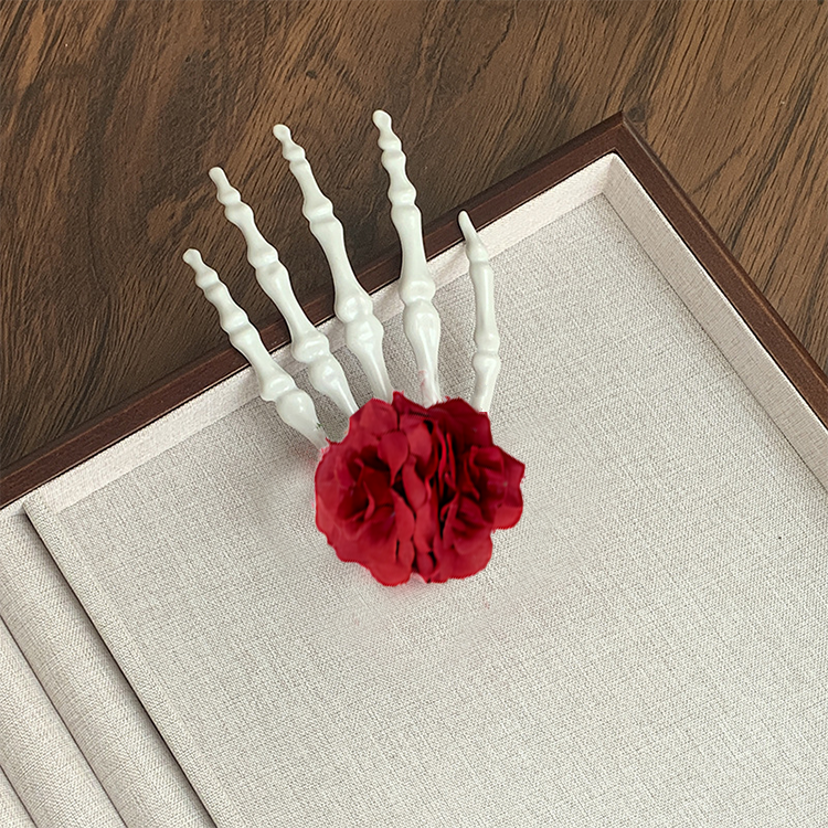 Horquilla de calavera con hueso de mano