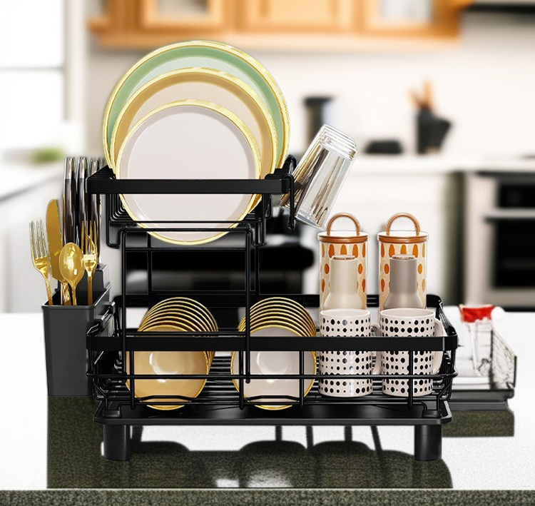 다양한 식기를 깔끔하게 정리하는 주방 건조대