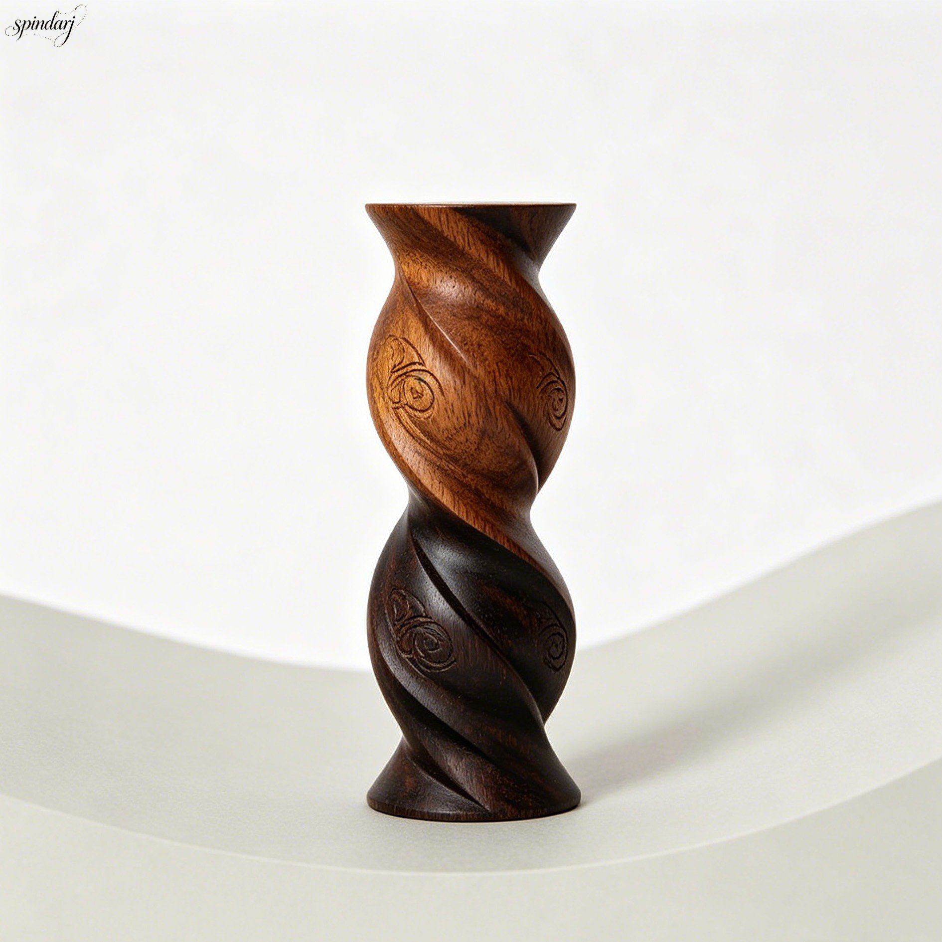 Elegantes Sandelholz Schreibtischornament auf modernem Bürotisch