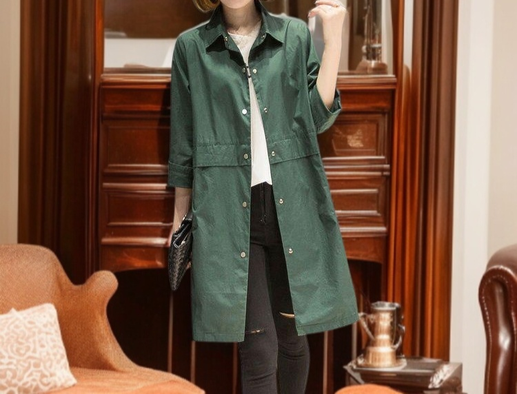 트렌치코트 디테일 확대 이미지