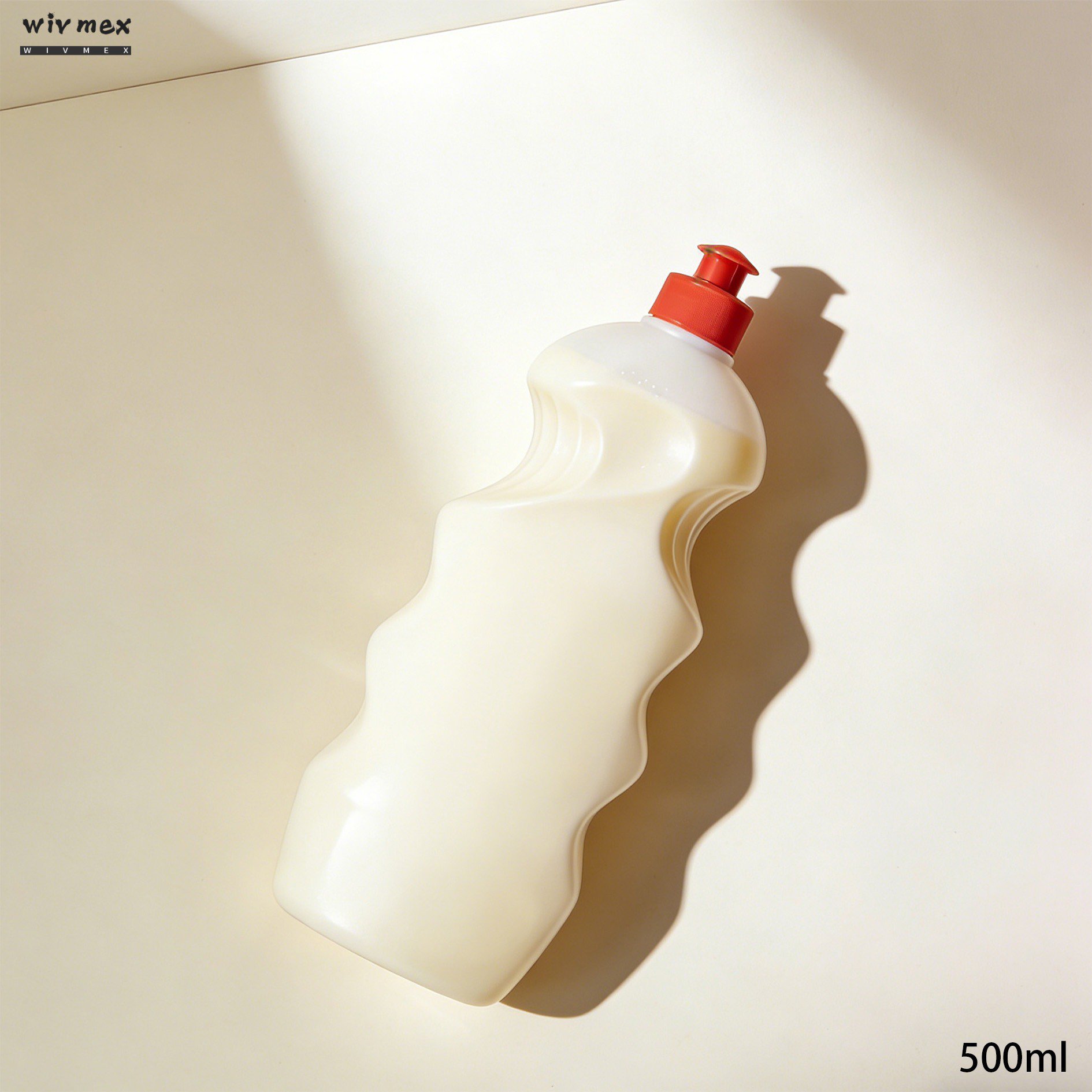 Drei Flaschen Vielzweck-Spülmittel nebeneinander