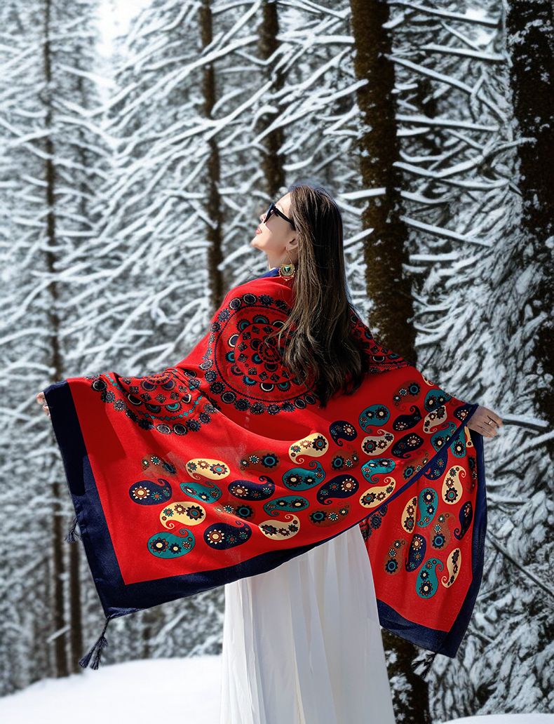 모던한 디자인의 여성 숄