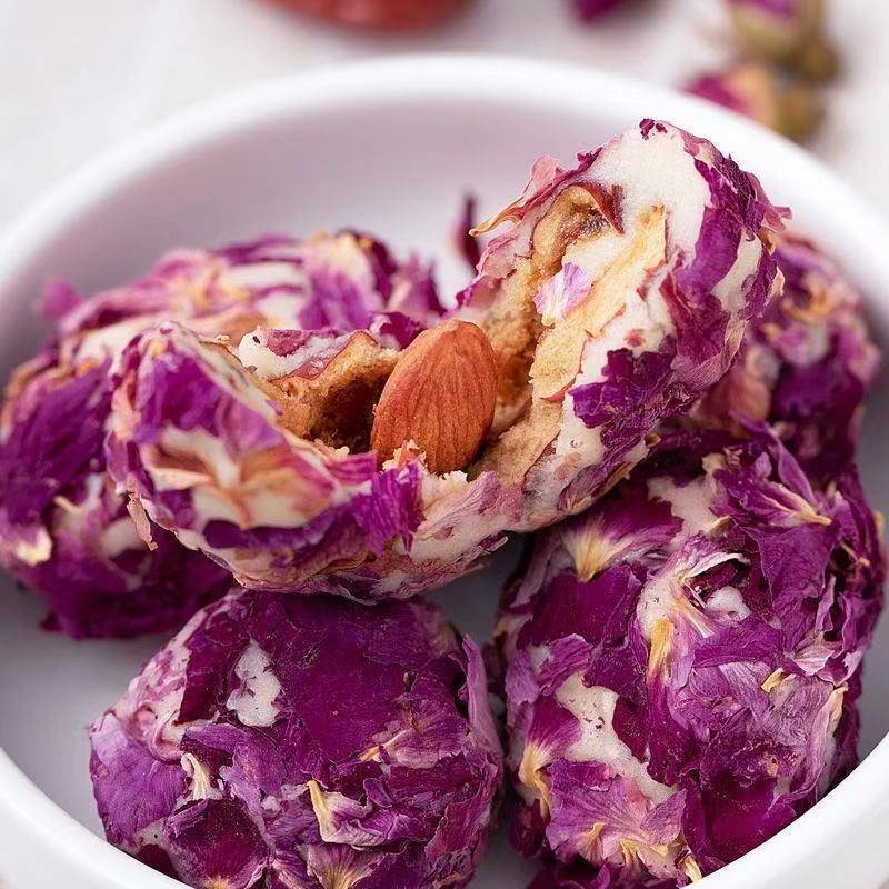 Handgemachte Dattel-Snacks mit Rosenblüten und Mandeln