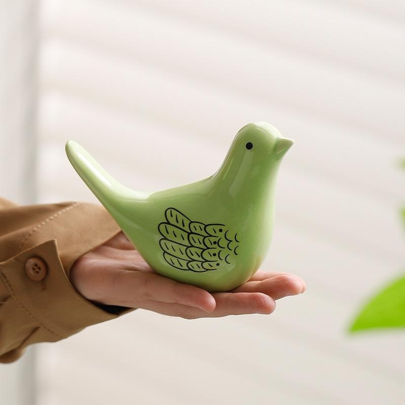 陶器製の手描き鳥の置物