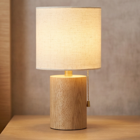 따뜻한 색상의 침대 머리맡 작은 탁상등