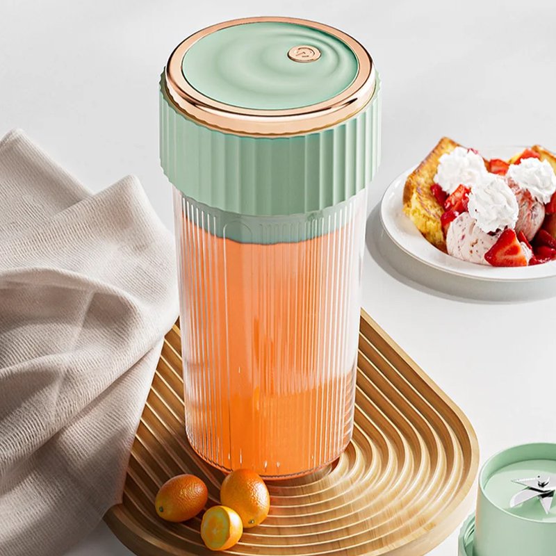 Portable juicing cup