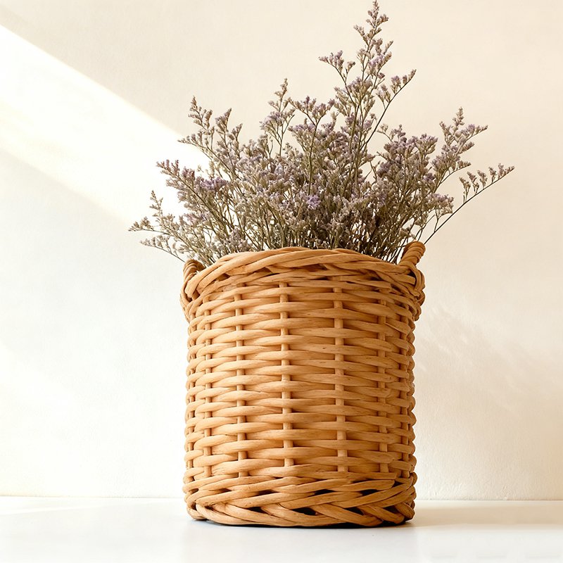 Aranjament floral în coș decorativ 