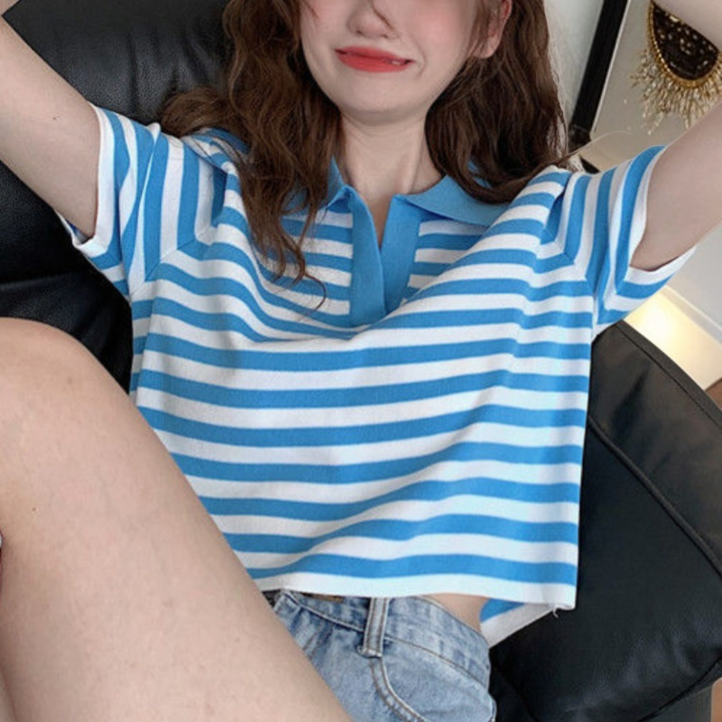 Camiseta corta de rayas combinada con jeans