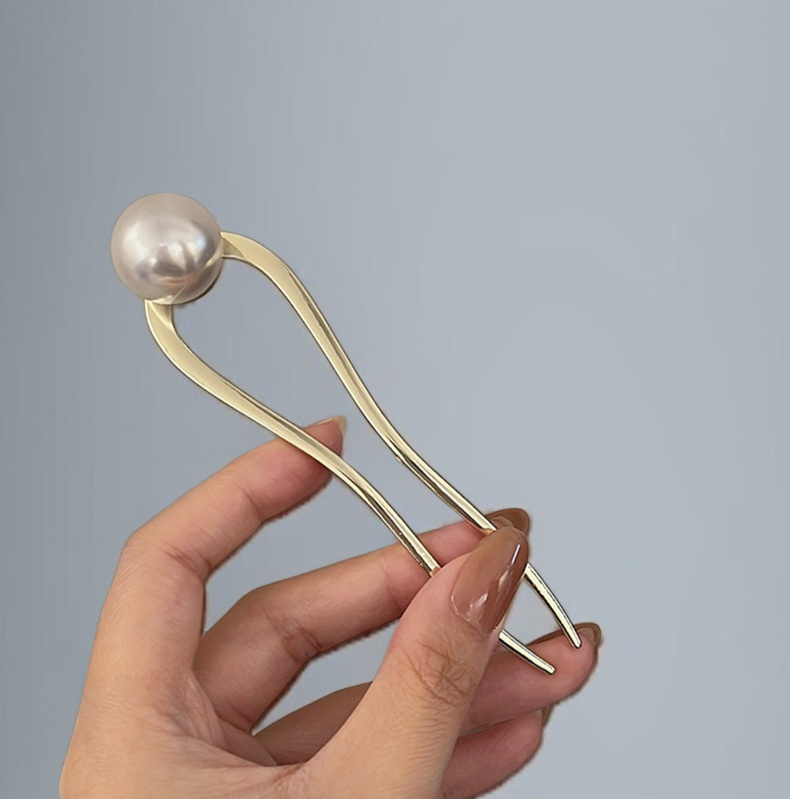 Decorative U-shaped hairpin with pearls