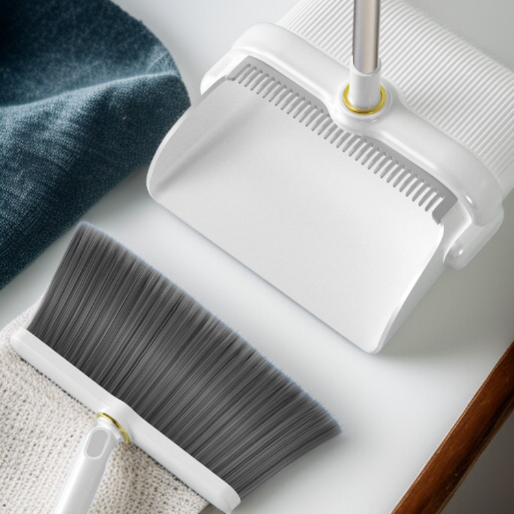 人が楽な姿勢で掃除できる長い柄の様子