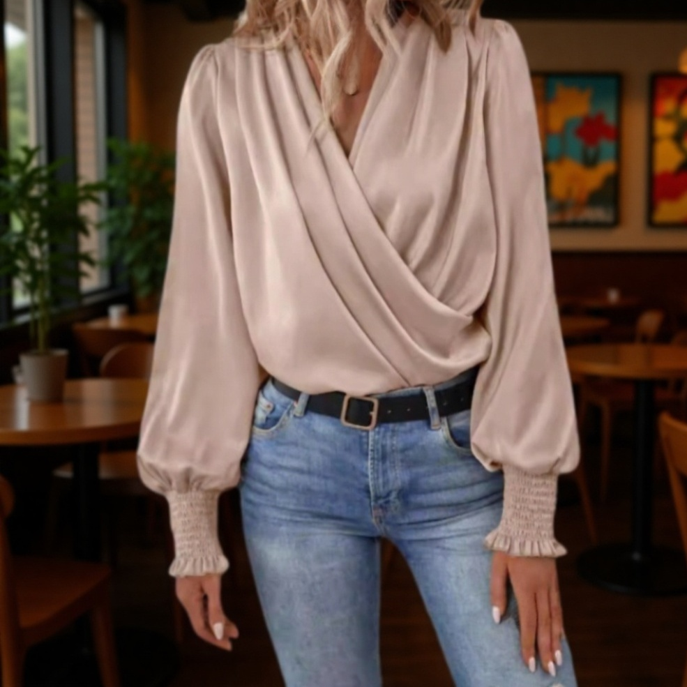 エレガントな雰囲気で、働く女性にぴったりな、ギャザー入りのランタンスリーブのVネック無地シャツ。