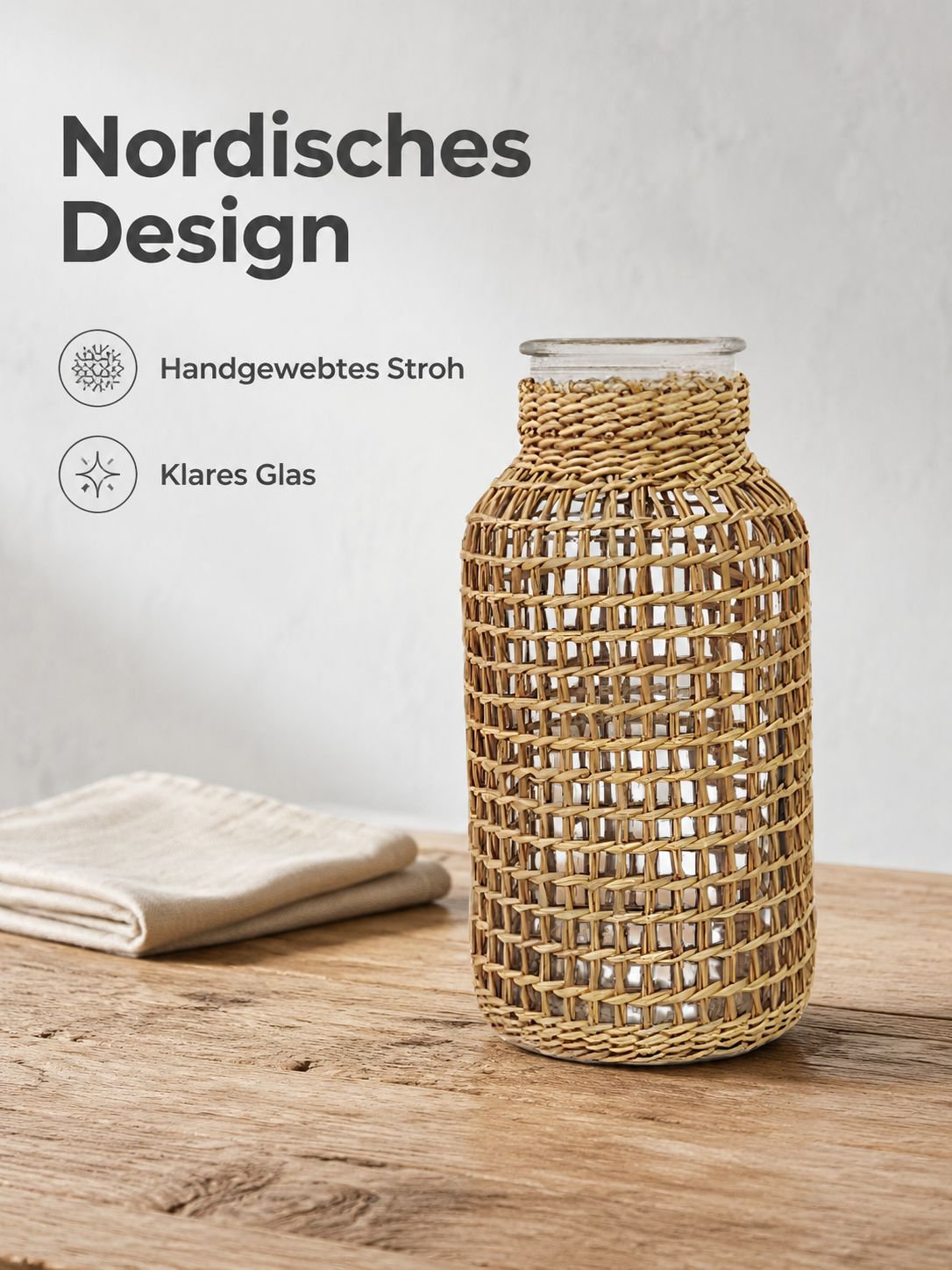 Skandinavische Glasvase mit Strohdetails