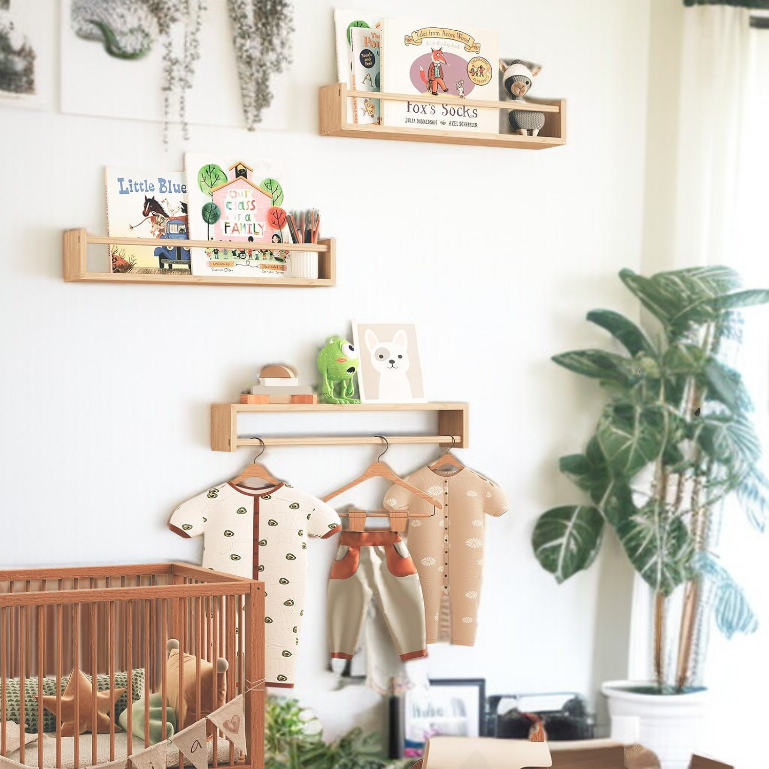 本や雑誌を収納した無垢材ウォールラック