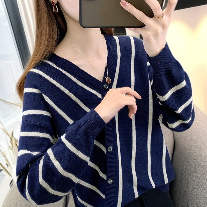 군더더기 없는 디자인의 브이넥 여성 니트