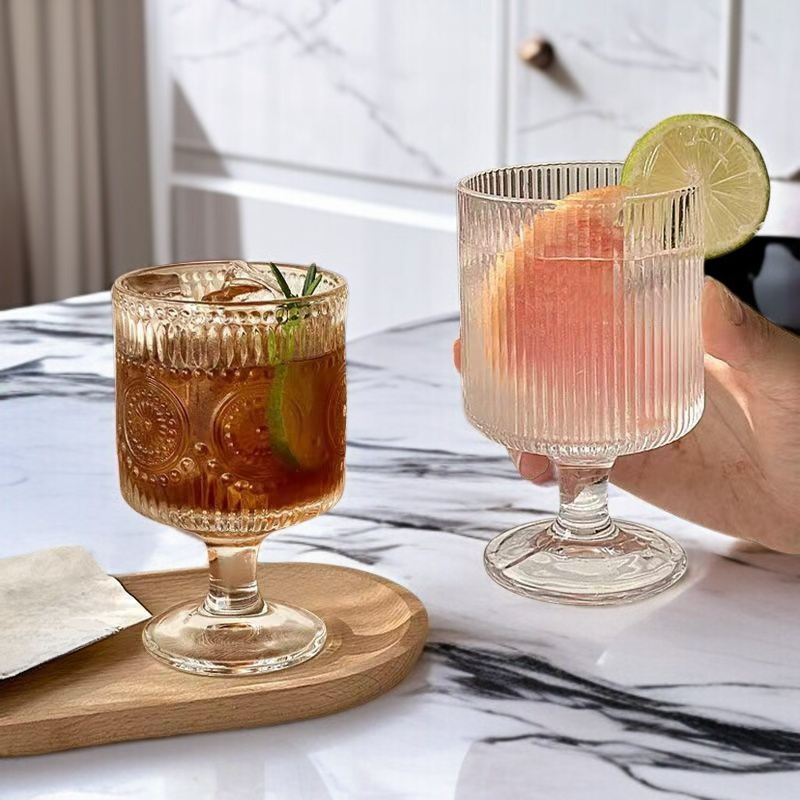 レトロなレリーフの脚付きグラス