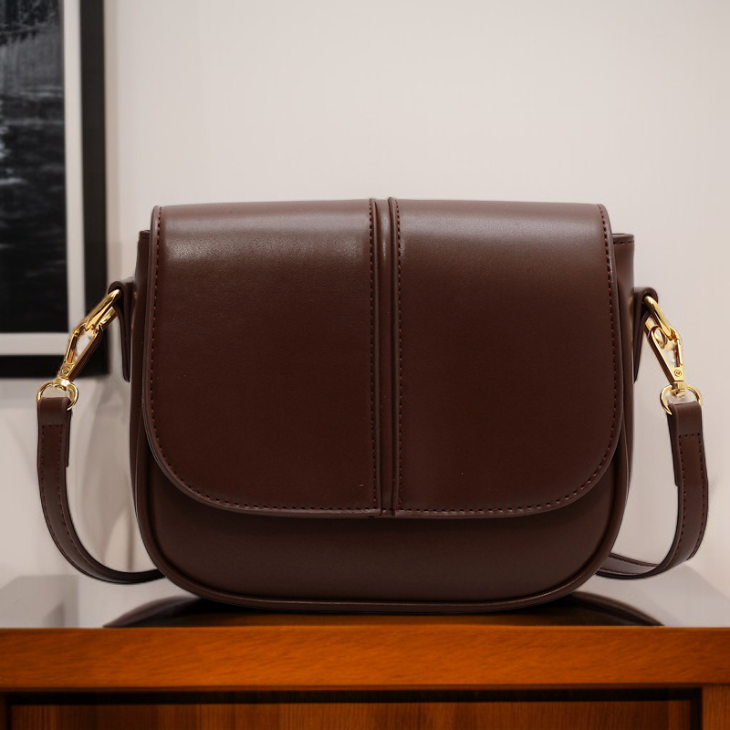  حقيبة كتف نسائية أنيقة باللون الأسود وتصميم بسيط