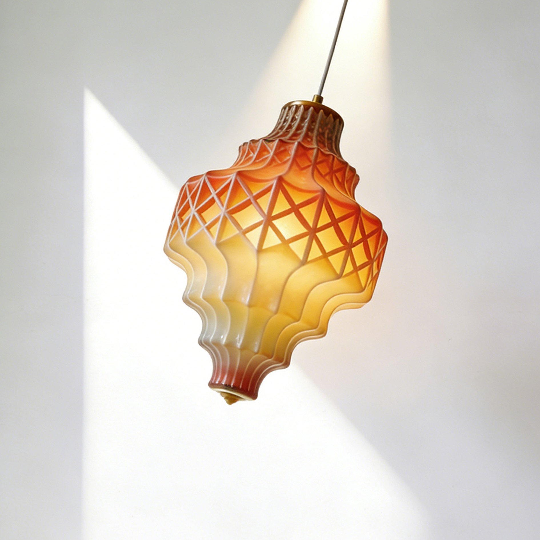 Lámpara colgante artística y creativa en sala moderna