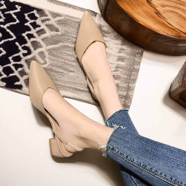 حذاء أنيق بكعب عال ومقدمة مدببة وحزام كعب رفيع