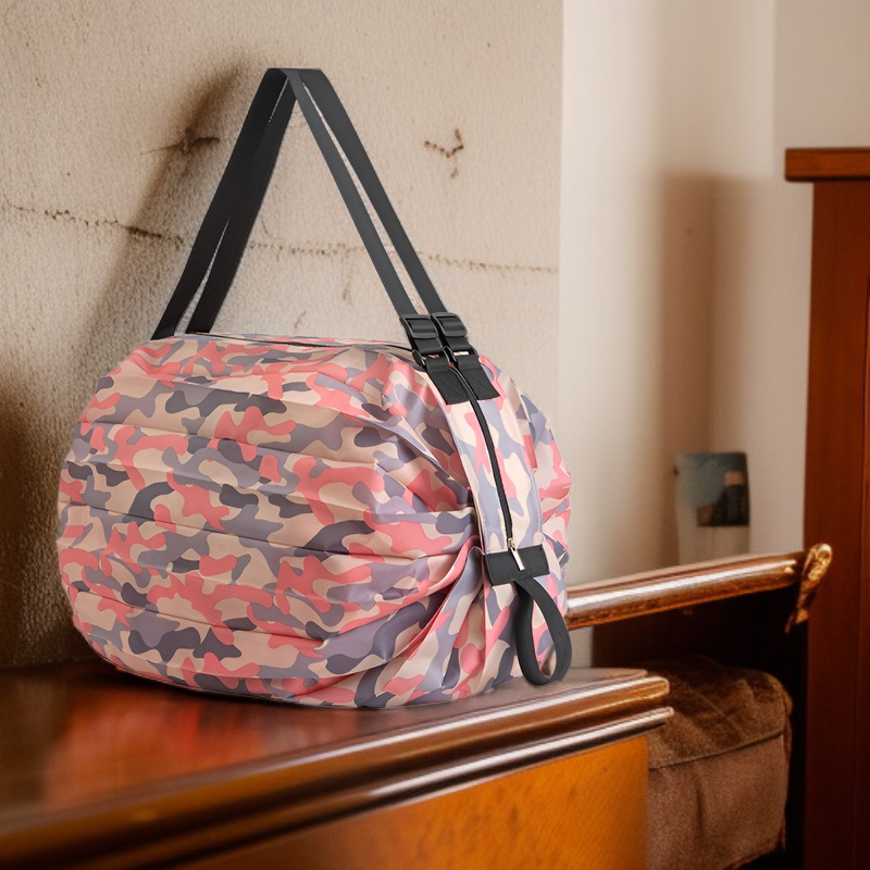 口紅と眉毛ペンシルが整理された収納ラック