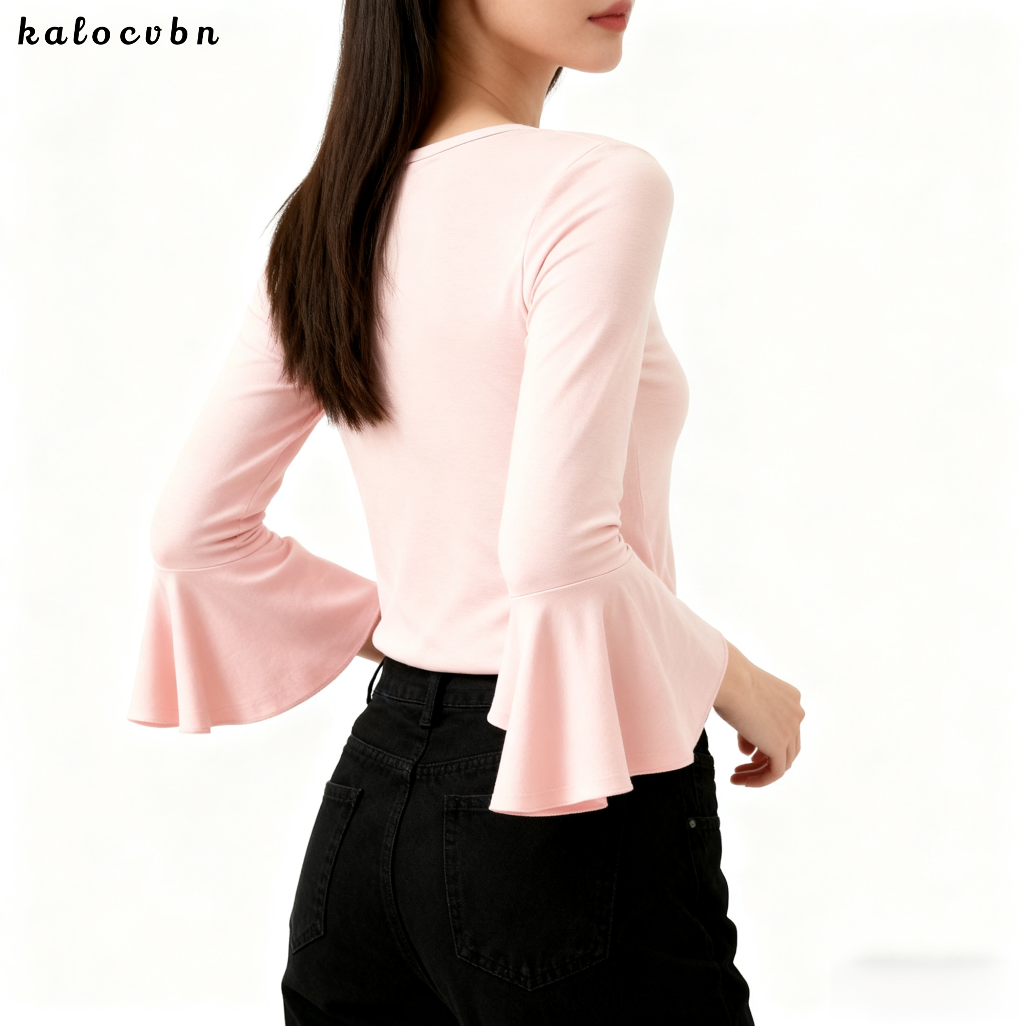 여성 모델이 착용한 라운드넥 벨 슬리브 탑