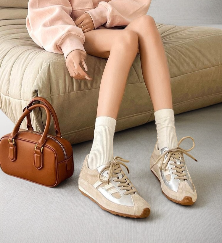 남녀공용 레트로 운동화 착용 예시