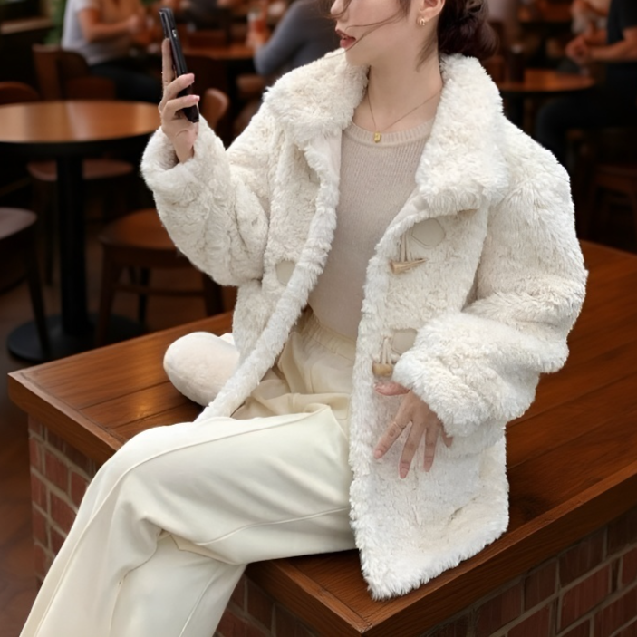 Exkluzív szarvasgombás gombok női kabáton