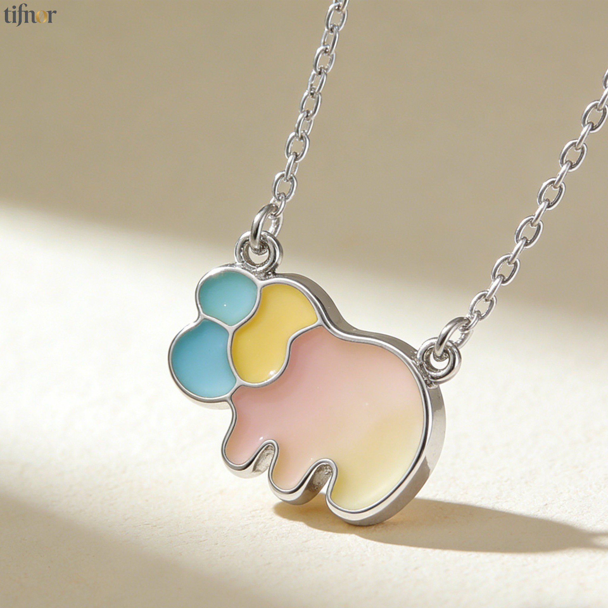 繊細なシルバーネックレス