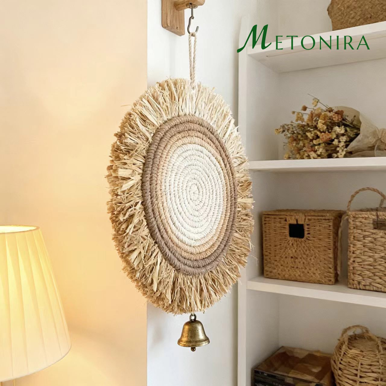 둥근 모양의 짠 장식품