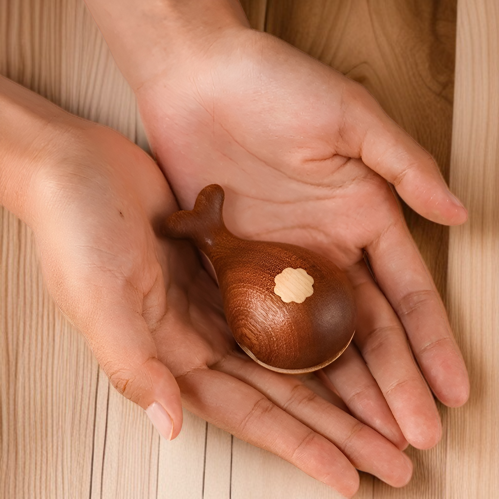 견고한 나무로 만든 물고기 모양의 창의적인 장식품