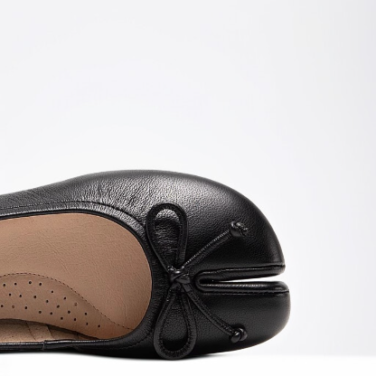 حذاء نسائي مسطح ومريح من الجلد ذو مقدمة منفصلة مزين بفيونكة