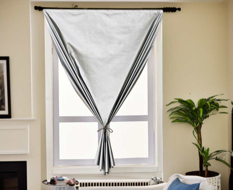 レンタルルームに設置された厚手遮光カーテン