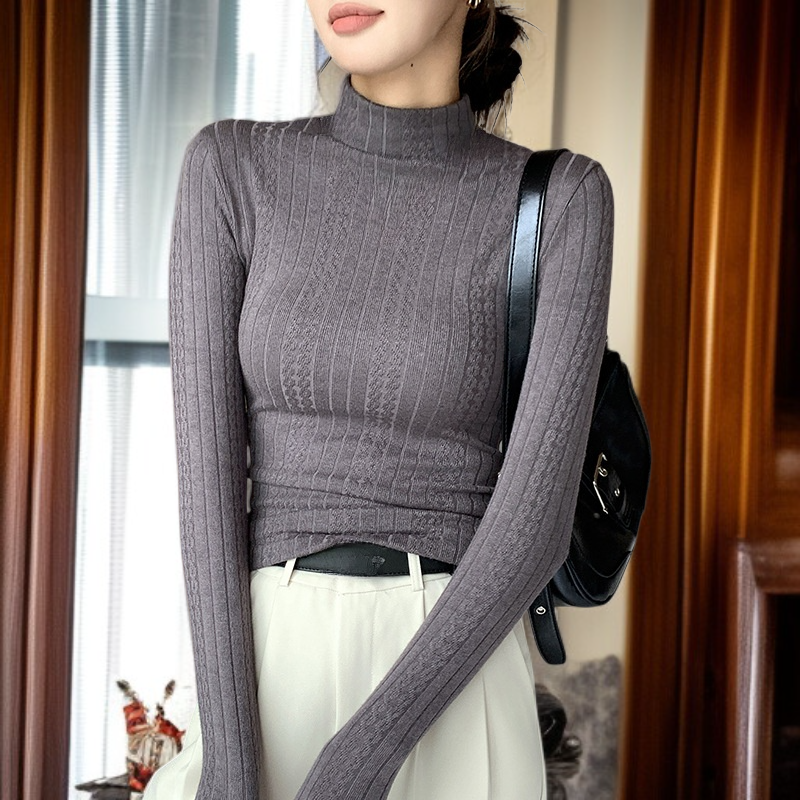 長袖のフィットセーター