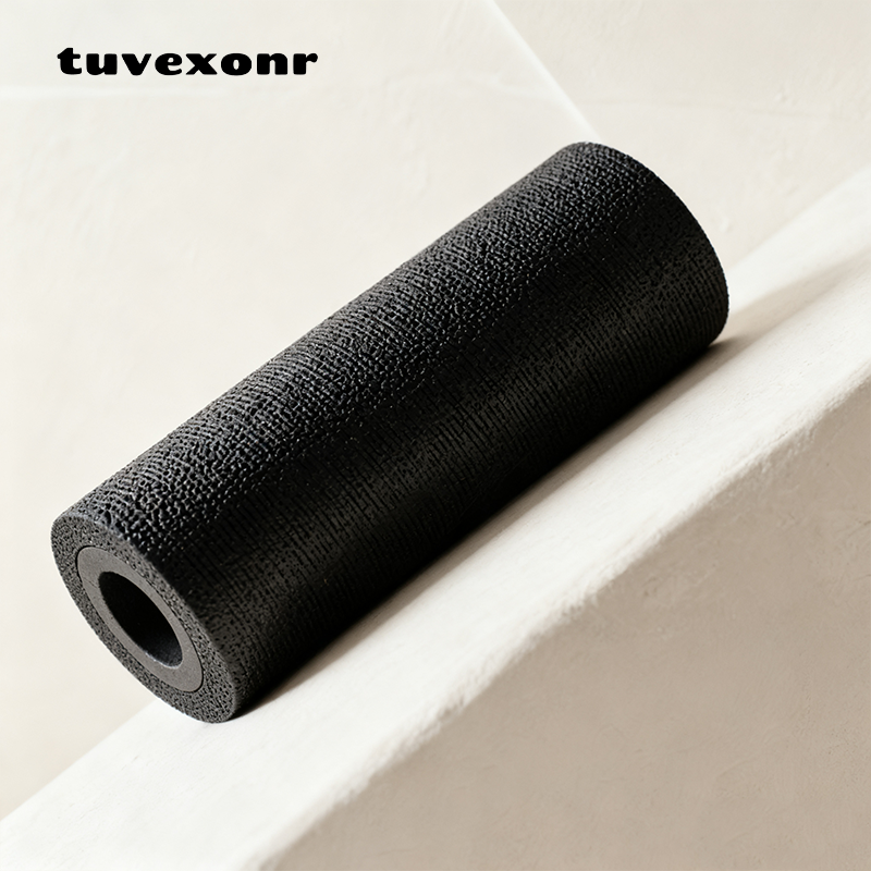 근육 이완에 효과적인 마사지 폼 롤러 사용 모습