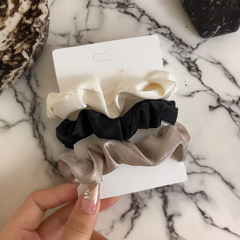 세련된 디자인의 여자 헤어밴드